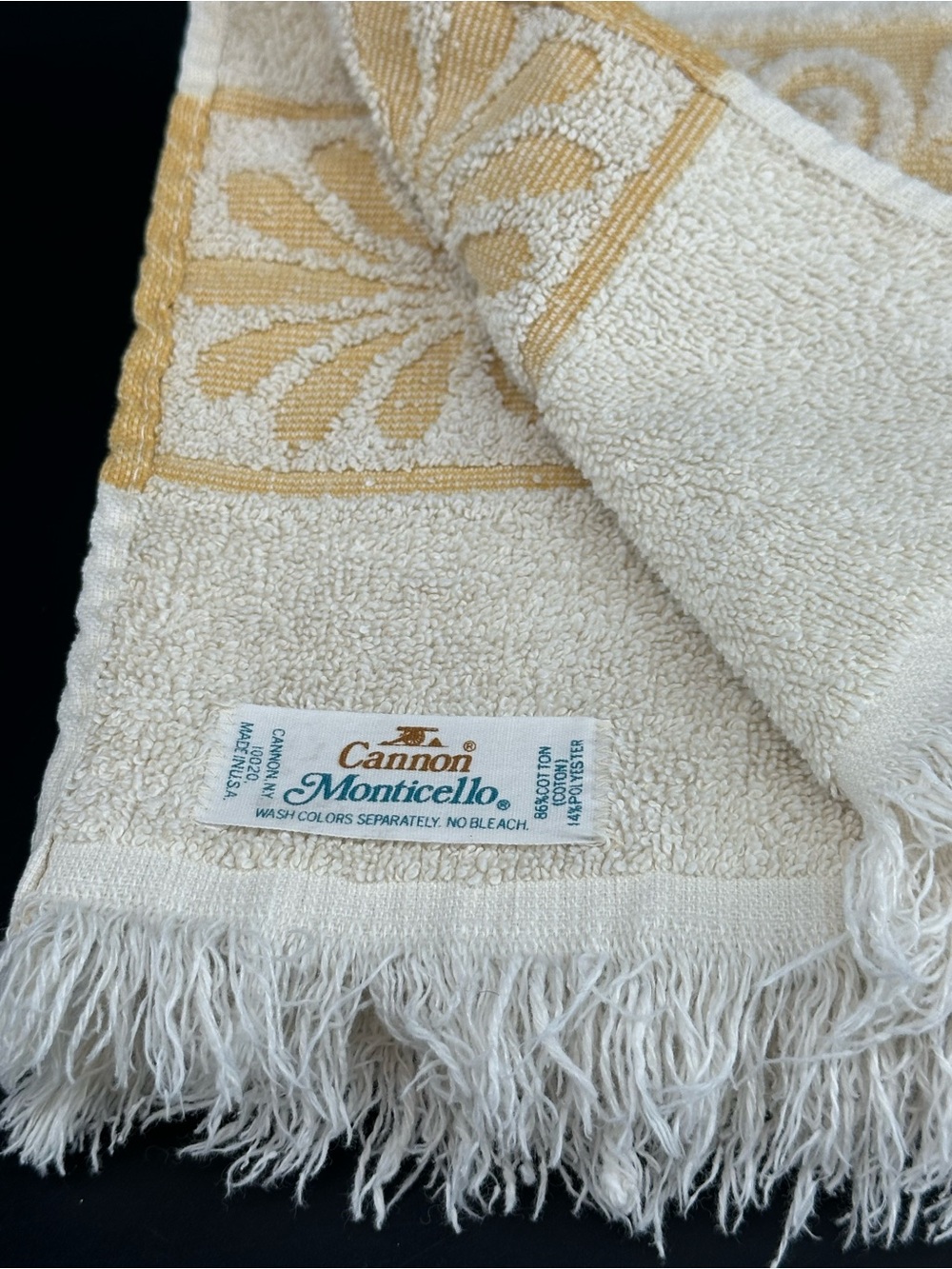 Vintage Cannon Monticello embossed beige/yellow towel - Picture 2 of 8